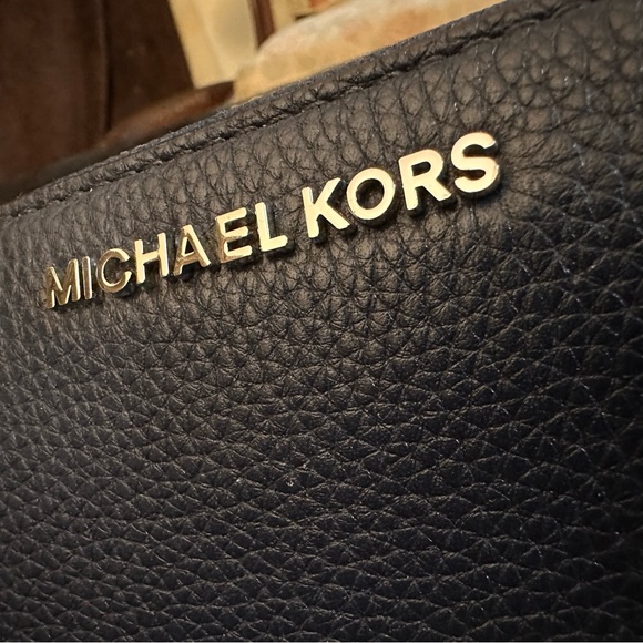 Michael Kors Jet Set Zip Wallet - Picture 1 of 11